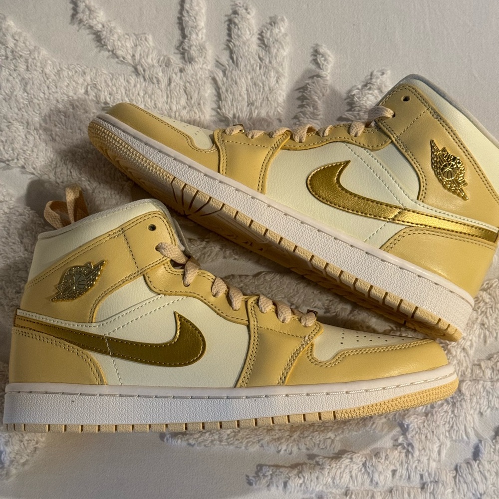 WMNS AIR JORDAN 1 MID SE
